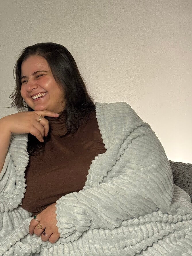 Aline Rocha rindo em ambiente acolhedor
